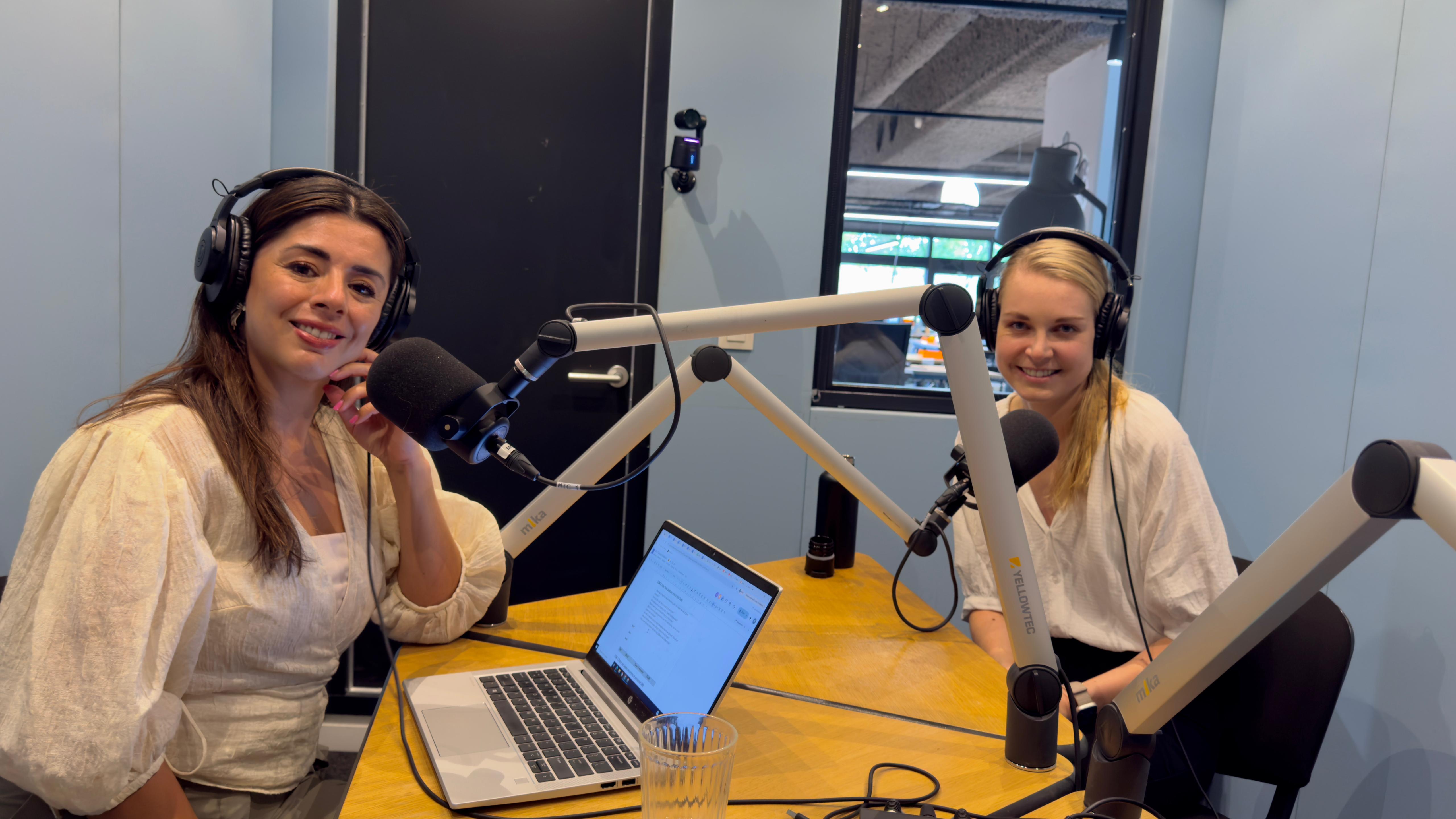 Links Nejifi Ramirez en rechts Olga Oost, journalist en maker van de podcast 'Niet in mijn buik'