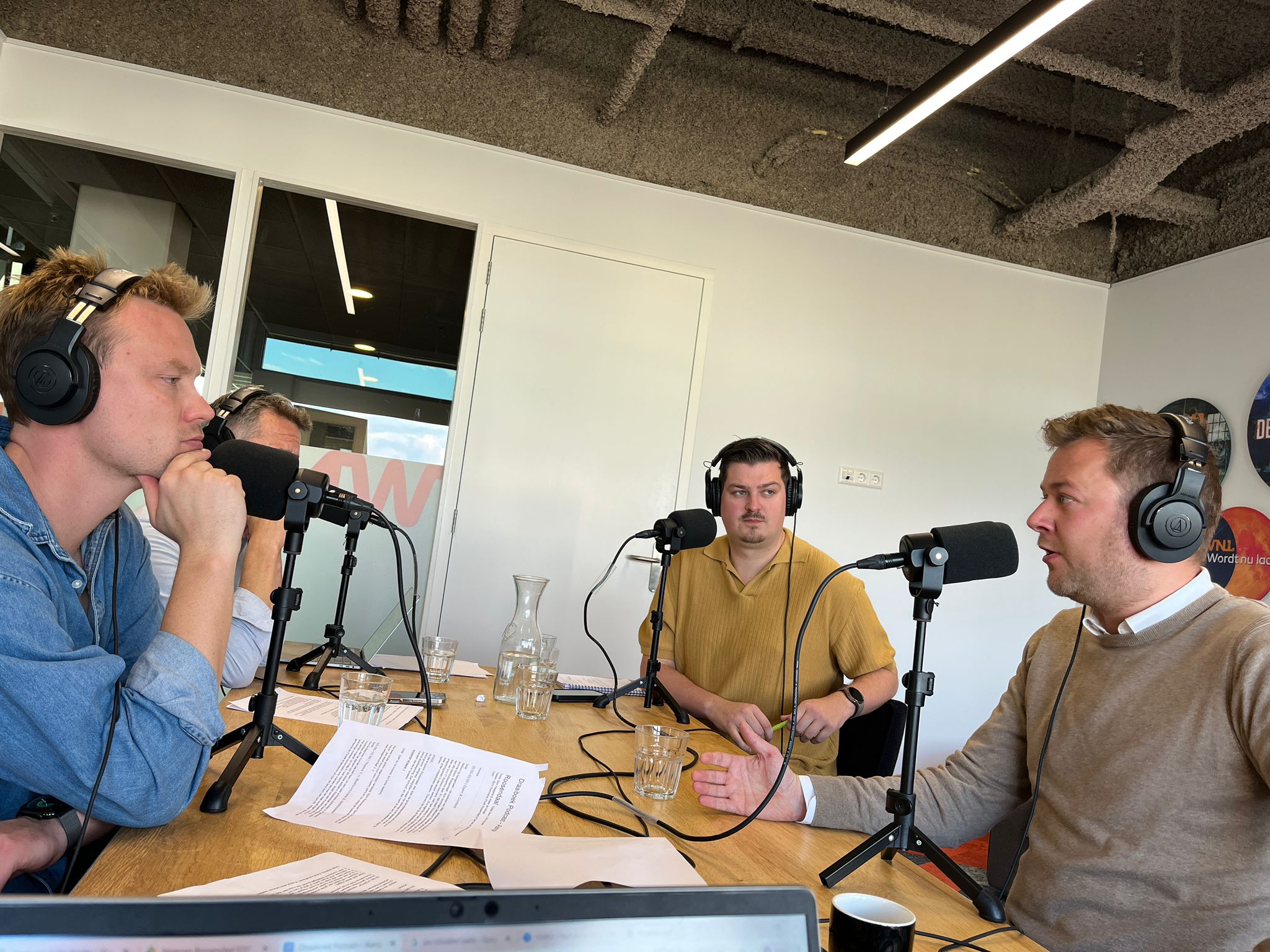 Links Sam Hagens en Alexander Hendrikse en aan de andere kant gemeenteraadsleden Björn Rommers (PvdA Roosendaal) en Gert-Jan van Oosterbosch (Roosendaalse Lijst).